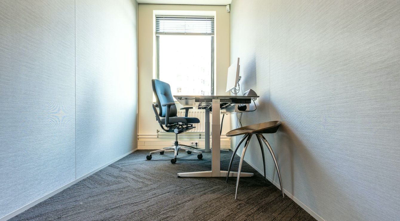 Fast kamera eller nettkamera: hva passer et lite briefingrom best?